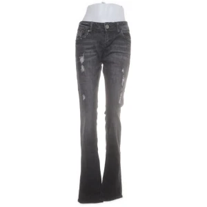 Lågmidjade utsvängda jeans - Super snygga jeans med straight leg + slits. Likar de populära Ltb jeansen. De är även snygga detaljer vid fickorna på sidan❤️‍🔥 Midjemåttet: 38 Innerbenslängd: 86