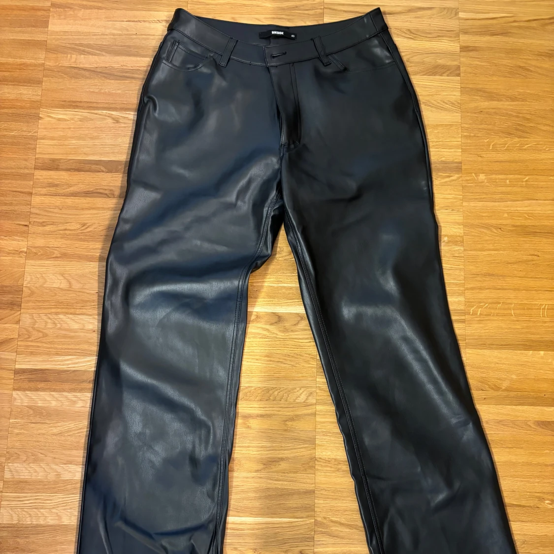 PU wide byxor från Bikbok - 91