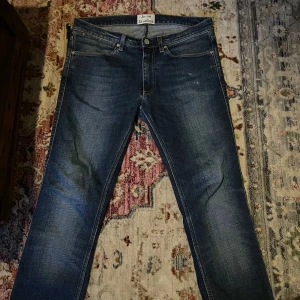 Acne jeans  - Sjukt feta acne jeans i nyskick, storlek 32/32 och nypris är runt 3000