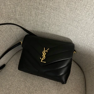 Saint Laurent väska - Använd fåtal gånger så i väldigt bra skick! Köpt på miinto för drygt 17 000 kr, bevis finns. Pris går att diskutera 🤍