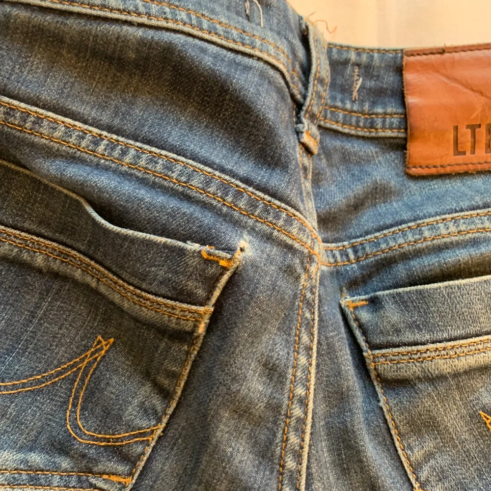 Low waist bootcut Ltb jeans! Använda men fint skick. Ett litet hål vid ena bakfickan(se sista bilden) ursäktar dåliga bilder. Innerbens mått 73 cm. Midjemått 39 cm💋. Jeans & Byxor.