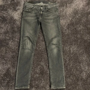 Dondup jeans stl 33 - Säljer nu dessa sjukt snygga dondup jeansen som är i väldigt fint skick | Väldigt sparsamt använda | Slitningarna i vid fickorna ingår i modellen | Nypris 3600 kr | Hör av er om ni vill ha fler bilder!🙌