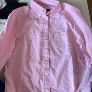 GANT Skjorta  - Säljer en helt ny gant skjorta. Fick den för typ ett år sen o har aldrig använt den då jag inte har haft något att använda den till. Klippte tyvärr av lappen men ni kan se att den är typ ny.  Nypris: 1100kr Säljer för: 800kr Pris kan diskuteras💕