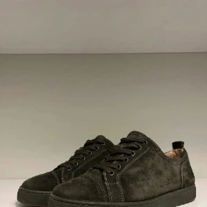 Christian Louboutin  - Tjena säljer dessa extremt snygga loubs utan spikar. Har kvitto och ja de är äkta. Cond 9/10 pågrund av att de är lite slitna i hälen. Kan även tänka mig byten mot andra loubs eller diemme skor