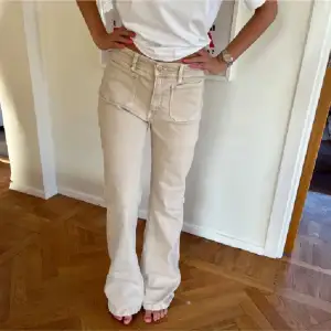 Beige Lågmidjade jeans med fickor fram, typ oanvända! 💕💕