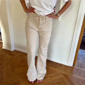 Beige jeans fickor fram  - Beige Lågmidjade jeans med fickor fram, typ oanvända! 💕💕