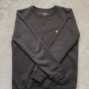 Lyle&Scott - Tja, säljer nu en svart Lyle &Scott collage tröja med ett bra pris. Den är använd men har inga missfärgningar eller hål och den är 14/15 years vilket motsvarar 164-170 i storlek. Om ni har några frågor kontakta bara mig.