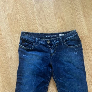 Miss sixty jeans  - Jättesnygga lågmidjade jeans från miss sixty som tyvärr var lite små i midjan. Jättesnygg tvätt och de har lite slitningar. Skrolla ner för mått:)  Midja: 37 cm Grenhöjd: 18 cm Innerbenslängd: 81 cm Ytterbenslängd: 101 cm Benbredd nertill: 24 cm
