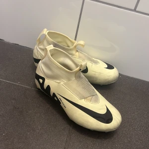 Fotbollsskor  - Hej jag säljer mina Nike fotbollsskor för att dom har blivit för små. Skick 9/10 är bara lite smutsiga men det kan man ta bort,Nypris 900kr. Kontakta mig privat för mer info