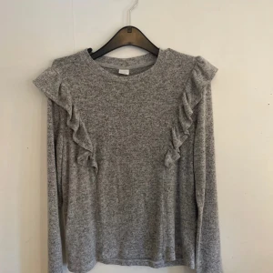 Grå Lindex tröja💗 - Super fin tröja💗 Oanvänd  Lindex tröja💗 Ny pris: 170kr Mitt pris: 60kr 