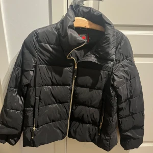 Canada snow jacka - Säljer en Canada snow jacka som är storlek 38 (M)  Har använt typ 2 gånger och är i extremt fint skick. 