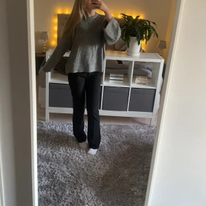 Grå stickad tröja från lager 157 - Mysig grå stickad tröja från lager 157 i storlek M. Perfekt för kyliga dagar med sin bekväma passform och långa ärmar. Tröjan har en klassisk design som passar till det mesta. Perfekt för både vardag och mysiga hemmakvällar. 🧶