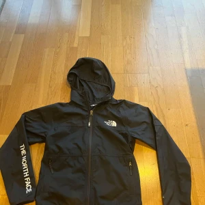North face jacka  - Size 152. skick 8/10. andvänd fåtal gånger. Köpt för 799kr.