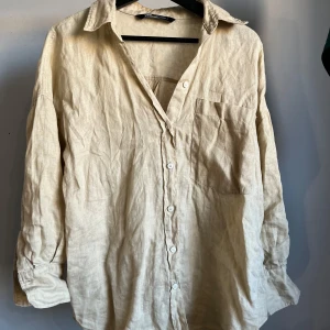 Linneskjorta - Linneskjorta i stlk S.  Lapparna bortklippta men ska vara 100% linne. Oversized i passformen.