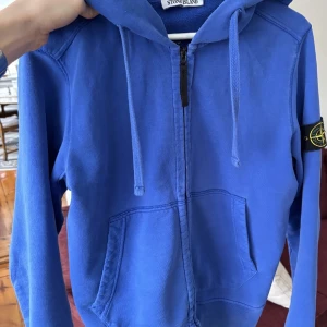 Stone island  - Säljer dessa två stone island i ett bra skick! Storlek S defekter finns på den blåa men fortfarande bra skick 