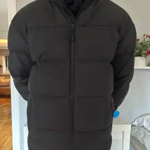 Säljer en north face jacka. Storlek s. Använd men i bra skick. 