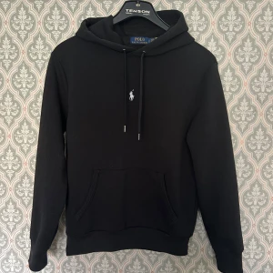 Ralph lauren hoodie - Polo ralph lauren hoodie i 9,5/10 skick då den nästan aldrig är andvänd. Bara att skriva vid frågor🙌🏻🙌🏻