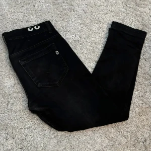 Dondup jeans  - Väldigt stilrena Dondup jeans som är i toppskick. Storleken är 31, men sitter som 30/30 ungefär. Hör av er om ni har några frågor!