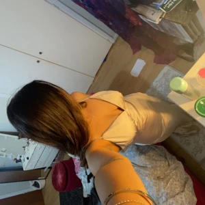 Balklänning  - Säljer denna väldigt fina balklänningen från boohoo då jag har hittat en annan som jag vill ha på mig. Klänningen är helt ny och den är bara testad, alltså inte använd alls. Den är i storlek 36. Vilket är boohoos minsta storlek. 