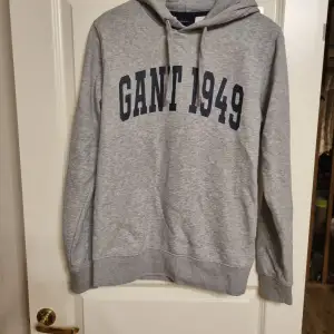 Grå gant hoodie i storlek S. Mycket fint skick.