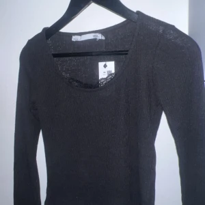 Svart spets uringad tröja - Säljer en svart spets uringad tröja ifrån lager 157 helt ny med prislapp.🤍