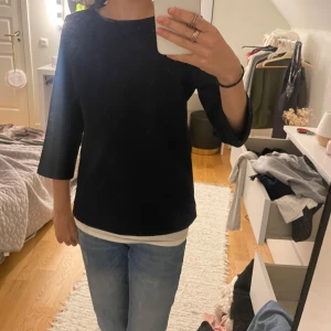 Marinblå tröja  - säljer denna supersnygga marinblå tröja i ett jättebra sick🤩🤩❤️