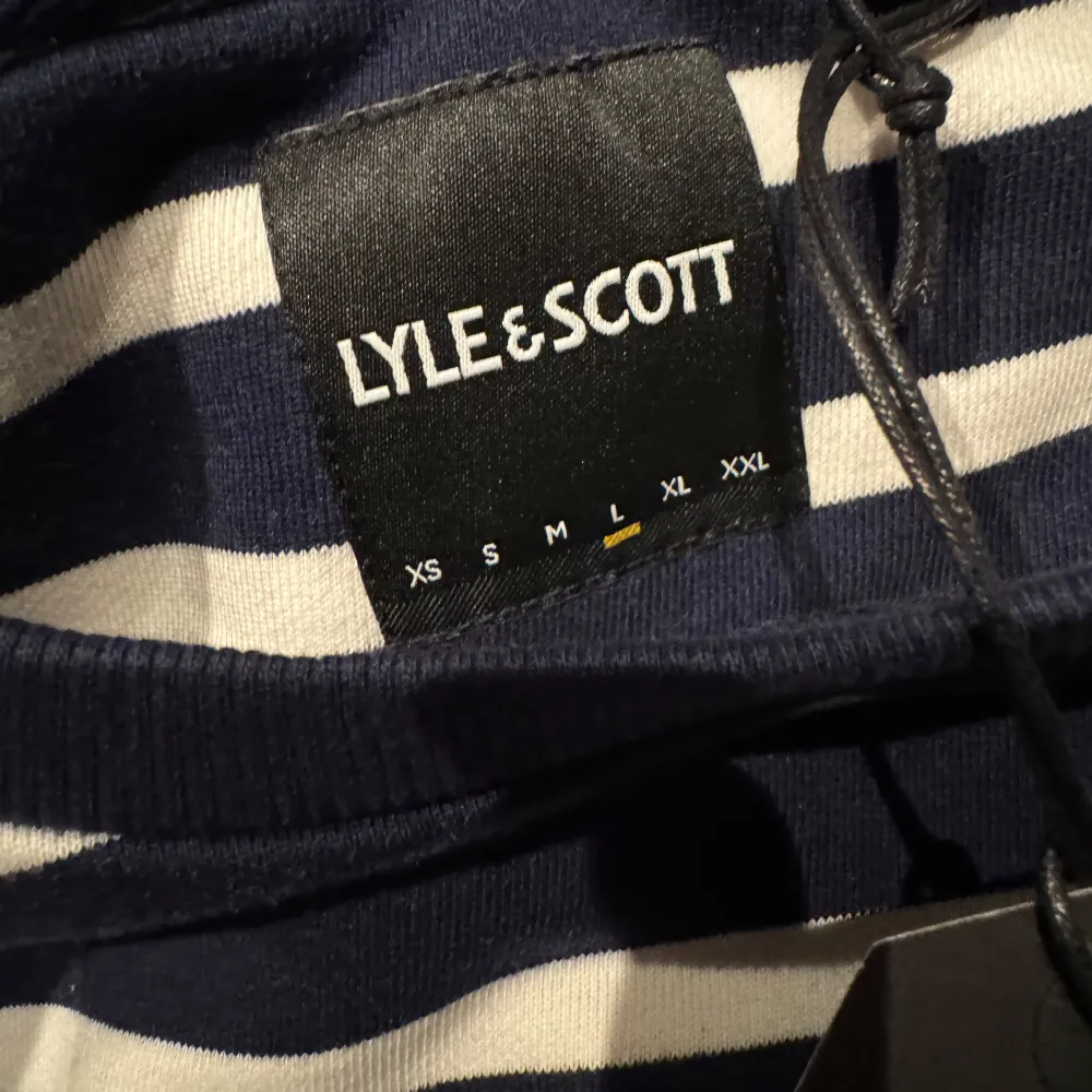 Fin helt oanvänd lyle & scott tröja med lappen kvar. . Tröjor & Koftor.