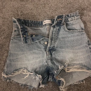 Zara shorts - Säljer dessa supersnygga Zara jeansshorts då de tyvärr har blivit för små🥰