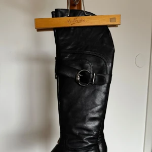 Knähöga damstövlar - Långa stövlar med kedja, använda fåtal gånger, bra skick 