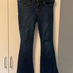 Väldigt gammal kollektion. Använd. Lågmidjade jeans.