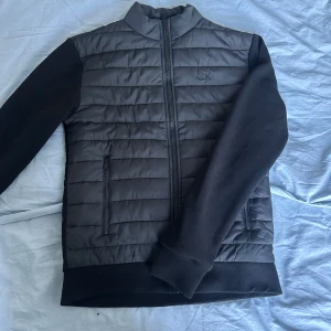 Calvin Klein Cardigan - 10/10 skick helt oanvänd lapparna på och allt Anledning att jag säljer är att den inte satt bra och kunde inte skicka tillbaka  Nypris: 1 150kr Pris kan diskuteras