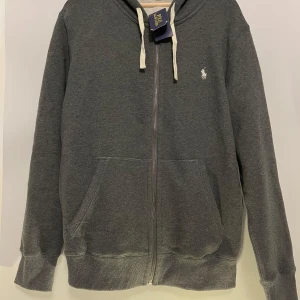 Ralph lauren tröja [Helt ny] - Helt ny med lappar kvar, 10/10 aldrig använd. Skriv vid minsta lilla fundering mvh Tendenza 🤝🏻🔥