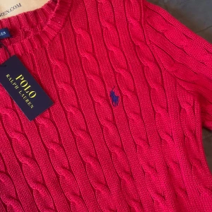 Ralph Lauren tröja - Kabelstickad Ralph Lauren toppen skick. Storlek M men passar S. Hör av er vid funderingar!  Skick 9/10 Storlek M (fits S)