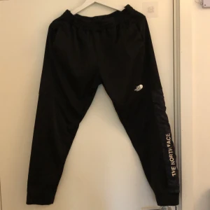 The north face byxor  - Mycket bra skick och är storlek M. Har pytteliten slitage som man ser på bilden. Men inget man märker av så mycket