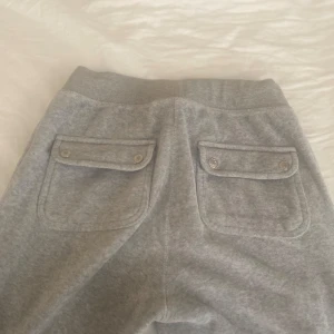 Säljer juicy byxor! - Här säljer jag min byxa som är använda ungefär i 2 månader snören är sönder och det är darför jag säljer den för 250 kr