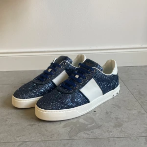 Valentino Flycrew - Lägger nu ut dessa sjukt fina Valentino Flycrews i ett snyggt blått glitter och galet fint skick! Självklart äkta, Storlek: ca 38. Endast skorna medföljs! Hör av dig vid frågor eller funderingar, priset går att diskutera!  Mvh 