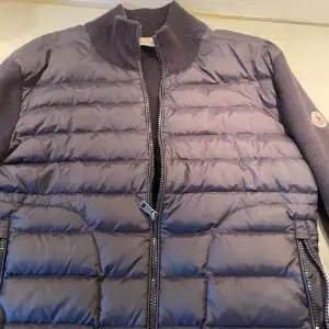 Moncler cardigan till salu andvönda men bra skick