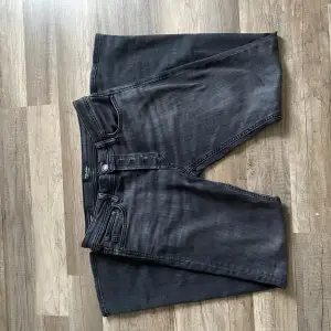 Säljer nu dessa Jeans nästan helt oanvända skicka 10/10 storlek 30-30 i slim