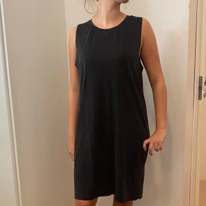 Svart ärmlös klänning från Monki - Säljer en stilren svart ärmlös klänning från Monki i storlek L. Perfekt för både vardag och festliga tillfällen. Klänningen är gjord av mjukt och bekvämt material som faller snyggt. Ett måste i garderoben för en enkel och chic look!