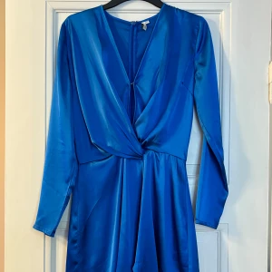 Satinklänning från Nelly - Säljer en superfin blå satinklänning från Nelly i stl small/36. Använd vid några enstaka tillfälle så är i mycket fint skick!   Hämtas i Råsunda eller skickas mot fraktkostnad!