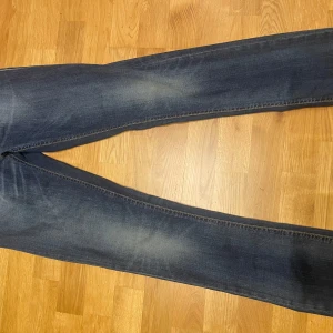 Nudie jeans - Nudie jeans med en skit snygg wash, helt oanvända. Skriv vid fler frågor/om fler bilder önskas! Modellen är grim tim.