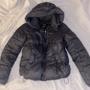 Svart vinterjacka - Säljer denna vinterjacka då jag inte använder den längre. Deffekt: hål i högra fickan, går att sy ihop har bara inte haft orken (därav priset). Perfekt jacka om man vill ha en extra i vinter 🩷 Passar XS/S.