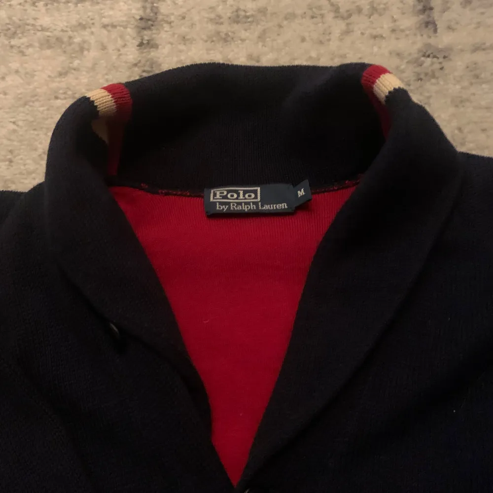 Ralph Lauren cardigan i storlek M och i ny skick och säljs för endast 699🥶🥶🥶. Tröjor & Koftor.