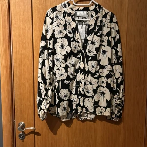 Oanvänd blus från Neonoir - En helt ny och oanvänd blus från Neonoir med prislappen kvar. Resår i ärmsluten