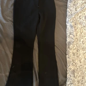 Kostymbyxor  - Säljer ett par kostymbyxor som är tjocka nu inför vintern! Sitter jättefint på, är även utåtsvängda i benen!