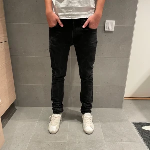 Nudie ”lean dean” jeans - Tja säljer nu dessa asfeta nudie jeans i den trendiga modellen ”lean dean”! Fint skick. Funkar fint på mig som brukar ha 32 i längd! Nypris 1599kr! Bara att fråga vid eventuella funderingar mvh 