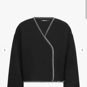 Broderad Jacka  - Så snygg och populär jacka från Gina Tricot som är använd ett fåtal gånger och i fin kvalitet. Köpt för 500 kr, säljer för 350 + frakt🖤