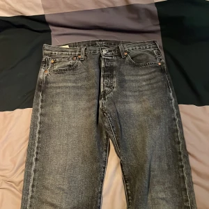 Levi’s 501 - Svart/gråa Levi’s 501 st 33/30 Använda Max 15 gånger skick 8/10 Kan mötas upp