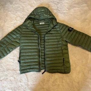 Stone island  - Äkta stone island jacka köpt på Cenino för runt 7500, diggar inte färgen. Skriv privat om du är intresserad av den 