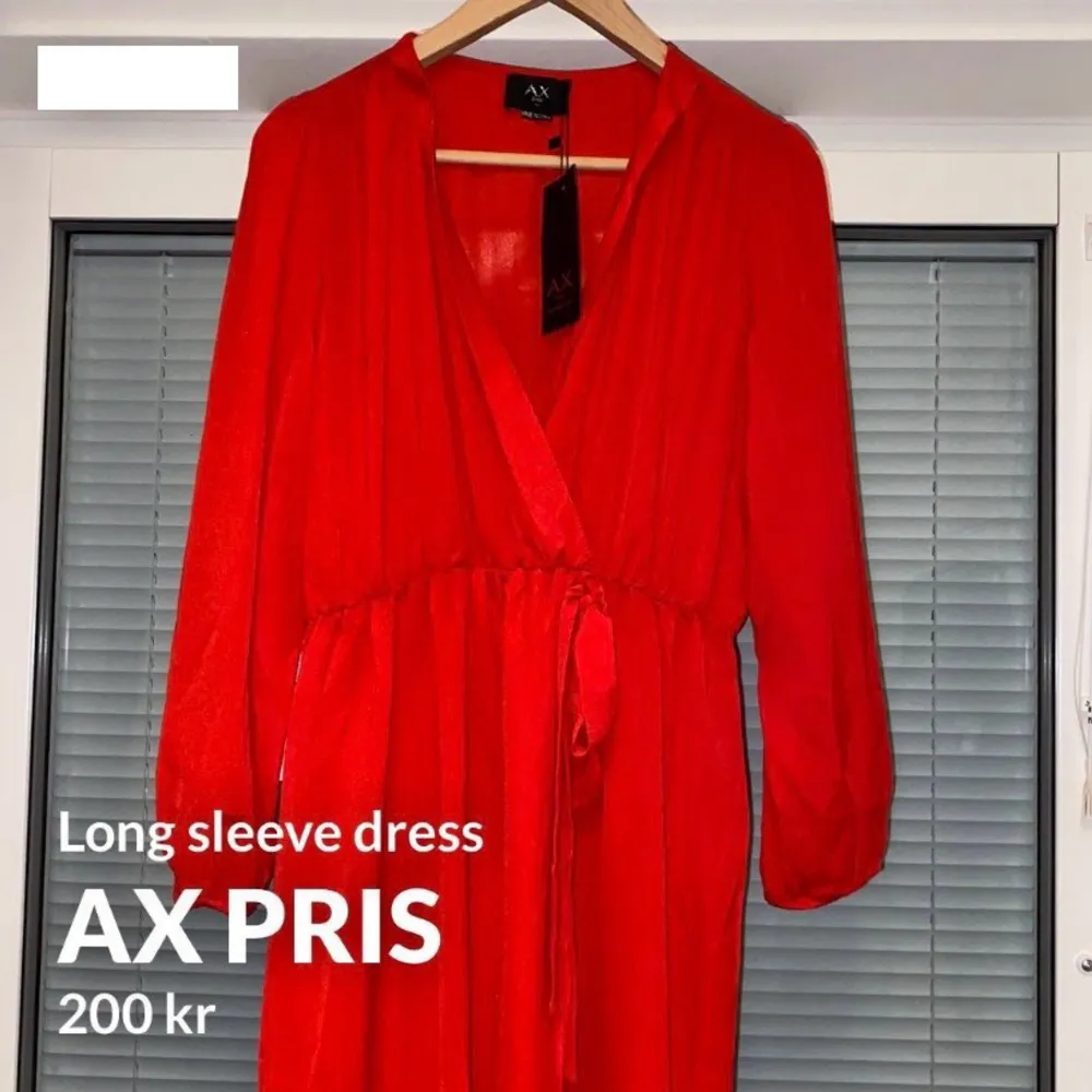 Ax Paris long sleeve slit dress  Helt oanvänd med prislapp Storlek : 42 Läng : midiklänning Orginalpris : 359kr Mitt pris : 199kr  . Klänningar.